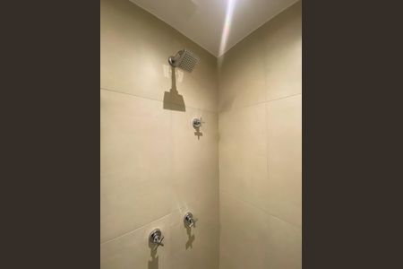 Banheiro de kitnet/studio para alugar com 1 quarto, 28m² em Jardim das Acacias, São Paulo