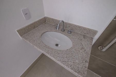 Banheiro de kitnet/studio à venda com 1 quarto, 26m² em Pinheiros, São Paulo