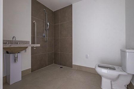 Banheiro de kitnet/studio à venda com 1 quarto, 26m² em Pinheiros, São Paulo