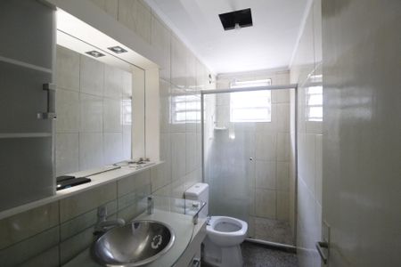 Banheiro de apartamento à venda com 1 quarto, 42m² em Vila Ipiranga, Porto Alegre