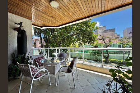 Apartamento à venda com 176m², 4 quartos e 3 vagasVaranda