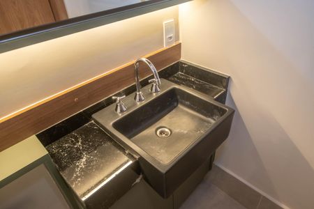 Banheiro de kitnet/studio para alugar com 1 quarto, 25m² em Jardim das Acacias, São Paulo