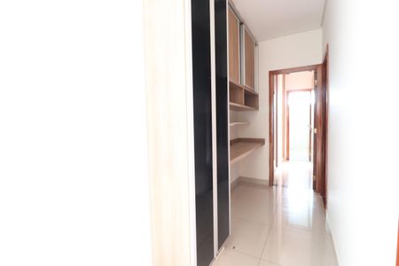 Corredor de apartamento para alugar com 3 quartos, 170m² em Saraiva, Uberlândia