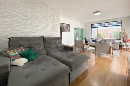 Casa à venda com 308m², 4 quartos e 4 vagasSala