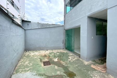 Casa à venda com 308m², 4 quartos e 4 vagasQuintal