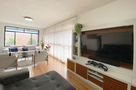 Casa à venda com 308m², 4 quartos e 4 vagasSala
