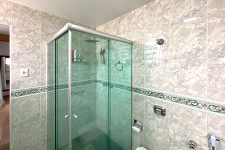 Casa à venda com 308m², 4 quartos e 4 vagasbanheiro suite 