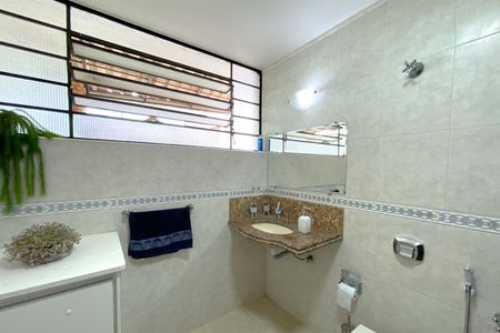 Casa à venda com 308m², 4 quartos e 4 vagasBanheiro Social\