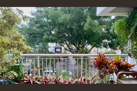 Apartamento à venda com 157m², 3 quartos e 3 vagas Apartamento à venda com 157m², 3 quartos e 3 vagasVaranda