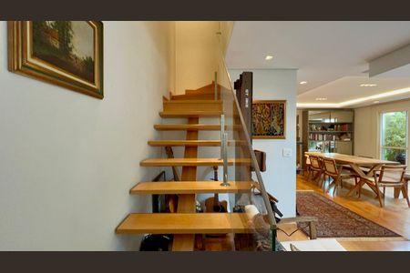 Apartamento à venda com 157m², 3 quartos e 3 vagas Apartamento à venda com 157m², 3 quartos e 3 vagasEscada