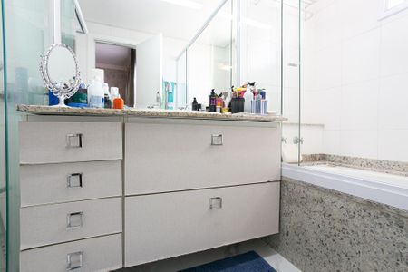 Apartamento à venda com 157m², 4 quartos e 4 vagasBanheiro da Suíte 1