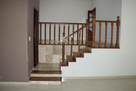 Casa de condomínio para alugar com 280m², 3 quartos e 3 vagasEscada