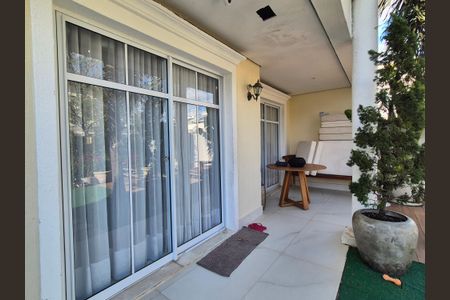 Casa de condomínio à venda com 200m², 3 quartos e 3 vagas Casa de condomínio à venda com 200m², 3 quartos e 3 vagasÁrea externa