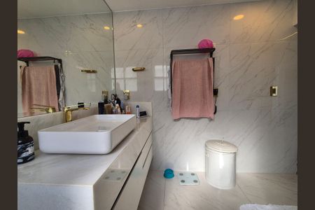 Casa de condomínio à venda com 200m², 3 quartos e 3 vagas Casa de condomínio à venda com 200m², 3 quartos e 3 vagasBanheiro suite 2