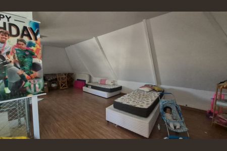 Casa de condomínio à venda com 200m², 3 quartos e 3 vagas Casa de condomínio à venda com 200m², 3 quartos e 3 vagasSótão