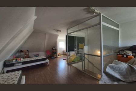 Casa de condomínio à venda com 200m², 3 quartos e 3 vagas Casa de condomínio à venda com 200m², 3 quartos e 3 vagasSótão