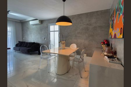 Casa de condomínio à venda com 200m², 3 quartos e 3 vagas Casa de condomínio à venda com 200m², 3 quartos e 3 vagasSala