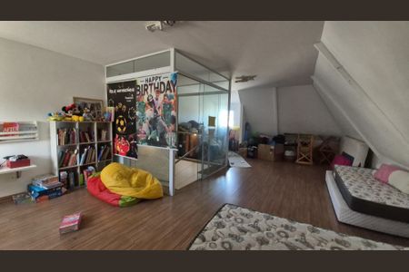 Casa de condomínio à venda com 200m², 3 quartos e 3 vagas Casa de condomínio à venda com 200m², 3 quartos e 3 vagasSótão