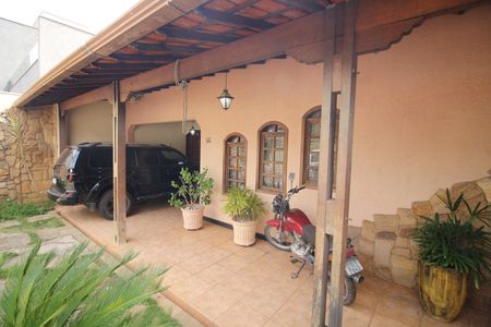 Casa para alugar com 237m², 4 quartos e 3 vagasQuintal