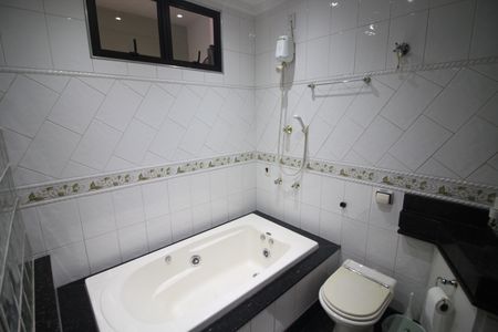 Casa para alugar com 237m², 4 quartos e 3 vagasBanheiro Suíte 