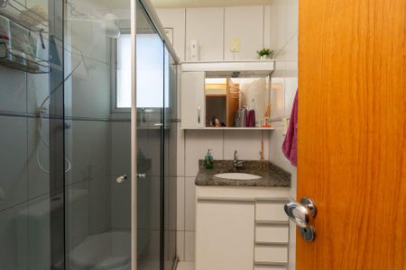 Banheiro de apartamento à venda com 2 quartos, 53m² em Brasil Industrial (Barreiro), Belo Horizonte