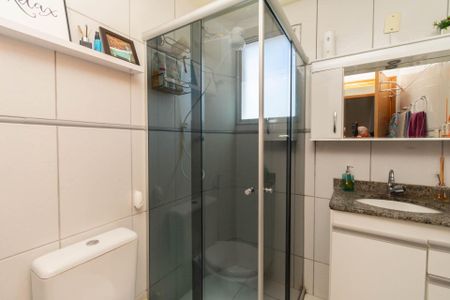 Banheiro de apartamento à venda com 2 quartos, 53m² em Brasil Industrial (Barreiro), Belo Horizonte