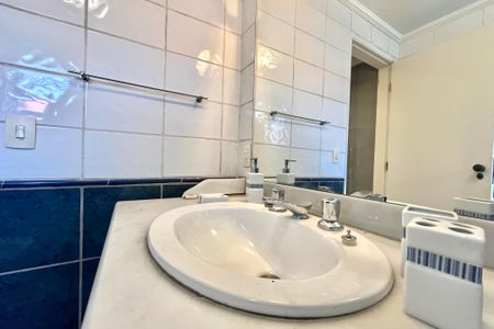 Casa à venda com 300m², 5 quartos e 3 vagasBanheiro da Suíte 2