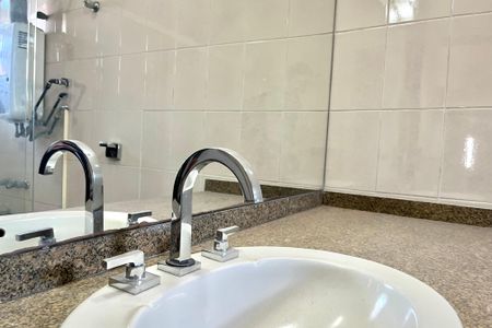 Casa à venda com 300m², 5 quartos e 3 vagasBanheiro da Suíte 1