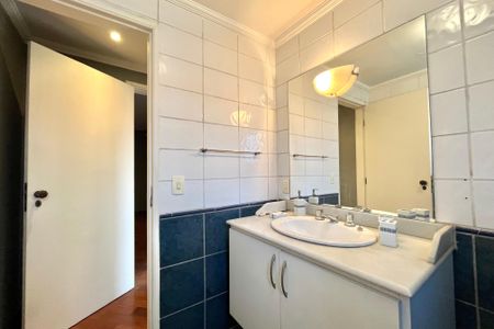 Casa à venda com 300m², 5 quartos e 3 vagasBanheiro da Suíte 2