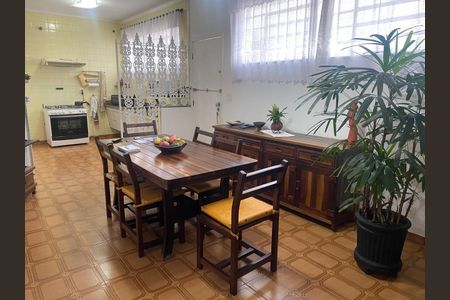 Casa à venda com 3 quartos, 194m² em Vila Canero, São Paulo