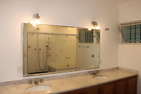 Casa de condomínio para alugar com 750m², 5 quartos e 6 vagasBanheiro da Suíte 3