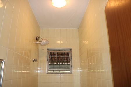 Casa de condomínio para alugar com 750m², 5 quartos e 6 vagasBanheiro de Serviço