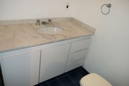 Casa de condomínio para alugar com 750m², 5 quartos e 6 vagasBanheiro social