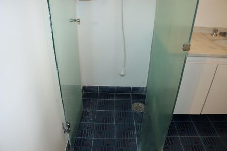 Casa de condomínio para alugar com 750m², 5 quartos e 6 vagasBanheiro social