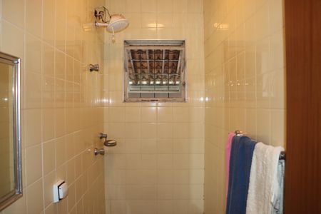 Casa de condomínio para alugar com 750m², 5 quartos e 6 vagasBanheiro de Serviço