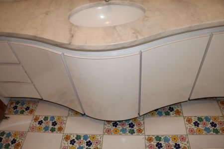 Casa de condomínio para alugar com 750m², 5 quartos e 6 vagasBanheiro da Suíte 2