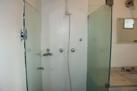 Casa de condomínio para alugar com 750m², 5 quartos e 6 vagasBanheiro social