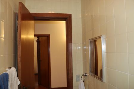 Casa de condomínio para alugar com 750m², 5 quartos e 6 vagasBanheiro de Serviço