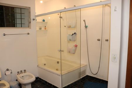 Casa de condomínio para alugar com 750m², 5 quartos e 6 vagasBanheiro da Suíte 3