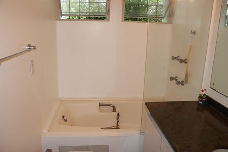 Casa de condomínio para alugar com 750m², 5 quartos e 6 vagasBanheiro da Suíte