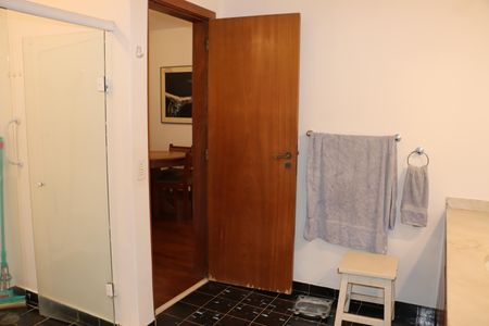 Casa de condomínio para alugar com 750m², 5 quartos e 6 vagasBanheiro da Suíte 3