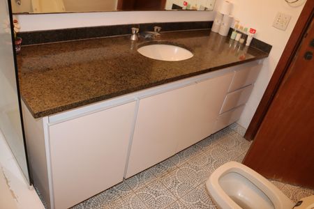 Casa de condomínio para alugar com 750m², 5 quartos e 6 vagasBanheiro da Suíte