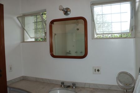 Casa de condomínio para alugar com 750m², 5 quartos e 6 vagasBanheiro da Suíte 2