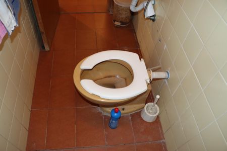 Casa de condomínio para alugar com 750m², 5 quartos e 6 vagasBanheiro de Serviço