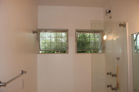 Casa de condomínio para alugar com 750m², 5 quartos e 6 vagasBanheiro da Suíte