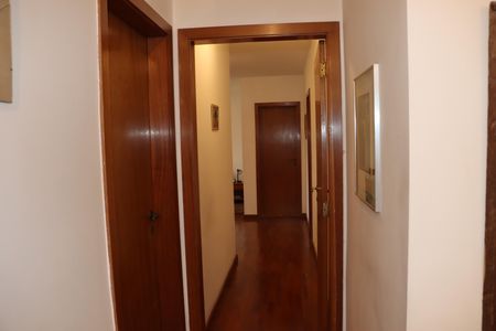 Casa de condomínio para alugar com 750m², 5 quartos e 6 vagasCorredor