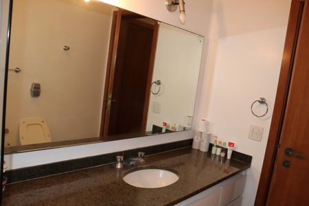 Casa de condomínio para alugar com 750m², 5 quartos e 6 vagasBanheiro da Suíte