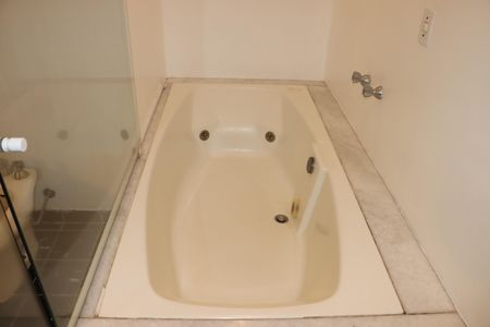 Casa de condomínio para alugar com 750m², 5 quartos e 6 vagasBanheiro da Suíte 3