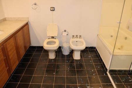 Casa de condomínio para alugar com 750m², 5 quartos e 6 vagasBanheiro da Suíte 3