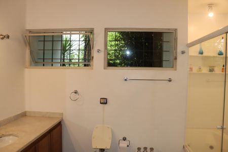 Casa de condomínio para alugar com 750m², 5 quartos e 6 vagasBanheiro da Suíte 3